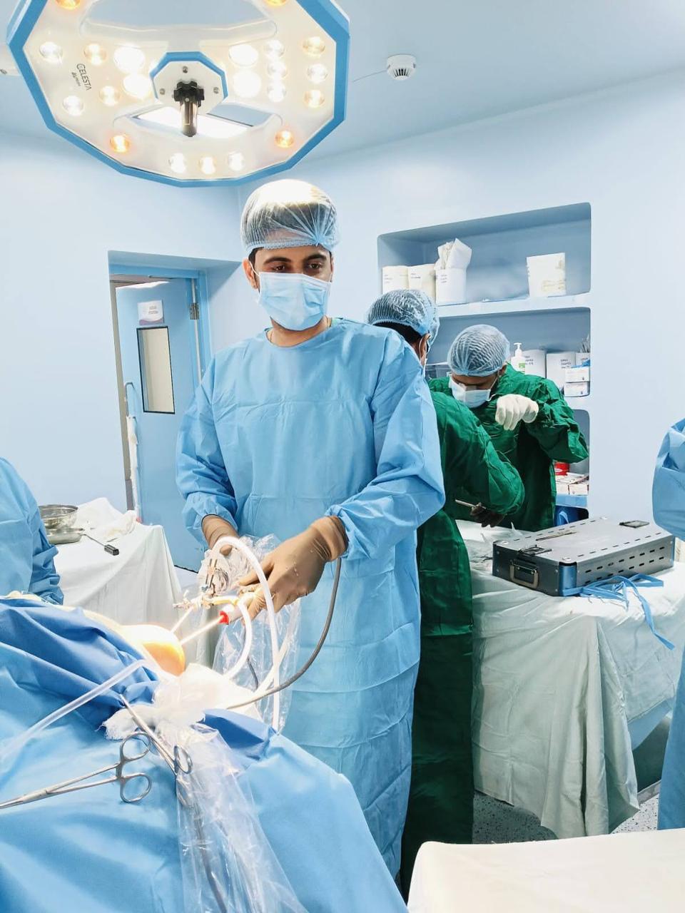 Dr. Dipen Ariwala performing advanced hip, knee, and shoulder arthroscopic surgery at AriOrtho clinic